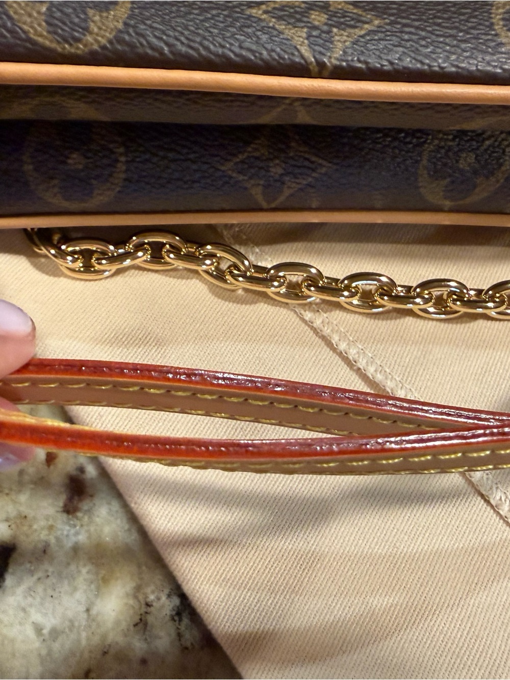 Louis Vuitton Monogram Liv Pochette - Picture 4 of 14